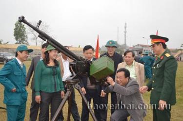 Lãnh đạo huyện Lục Yên thăm quan vũ khí, khí tài phục vụ công tác huấn luyện.
