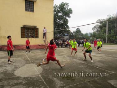 Có kinh phí công đoàn, người lao động được chăm lo đầy đủ cả về thể chất và tinh thần. Ảnh: Đoàn viên công đoàn 2 xã Bạch Hà, Phúc An và thị trấn Yên Bình (huyện Yên Bình) giao lưu bóng chuyền.