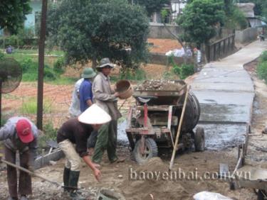 Văn Yên đã có 122 km đường giao thông được cứng hóa, nhựa hóa; trên 400 km đường giao thông đến thôn, bản ở 100% các xã, thị trấn đạt tiêu chuẩn cấp A.