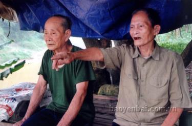 Cụ Lê Văn Đam (chỉ tay) và cụ Đoàn Văn Bằng hoài niệm về những tháng ngày lịch sử trên bến Âu Lâu...