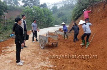 Lãnh đạo xã kiểm tra tuyến đường liên thôn mới được đưa vào sử dụng.
