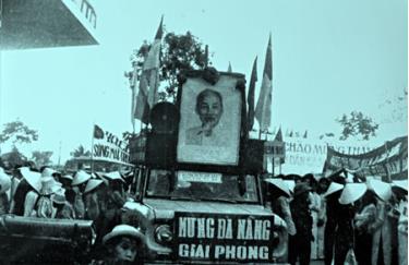 Người dân Đà Nẵng mít tinh chào mừng thành phố giải phóng vào ngày 29/3/1975. 
(Ảnh tư liệu)
