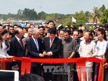 Thủ tướng Campuchia Hun Sen (thứ 3 từ phải sang) cùng Bộ trưởng Bộ Đất đai, Cơ sở hạ tầng, Giao thông vận tải và Du lịch Nhật Bản Akihiro Nishimura (thứ 3 từ trái sang) cắt băng khánh thành cầu Tsubasa. 
