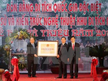 Phó Thủ tướng Nguyễn Xuân Phúc trao Bằng công nhận Di tích Quốc gia đặc biệt đền Bà Triệu cho lãnh đạo tỉnh Thanh Hóa.