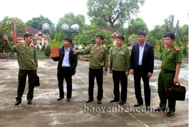 Lãnh đạo Ban giám đốc, Phòng An ninh kinh tế và các phòng chuyên môn Công an tỉnh trao đổi với lãnh đạo Công ty cổ phần Thủy điện Thác Bà về công tác đảm bảo an toàn cho đại hội điểm của Đảng bộ Công ty.
(Ảnh: Phong Sơn)
