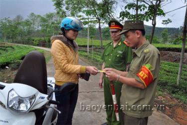 Ban Công an thị trấn Nông trường Liên Sơn thường xuyên phối hợp với công an phụ trách địa bàn tuần tra, kiểm soát trên các tuyến đường liên thôn.