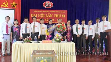 Đồng chí Hà Thị Hải- Ủy viên Ban chấp hành Đảng bộ tỉnh, Bí thư Đảng ủy Khối các cơ quan tỉnh tặng hoa chúc mừng Ban chấp hành Đảng bộ Sở Lao động- Thương binh và Xã hội nhiệm kỳ 2015-202.0