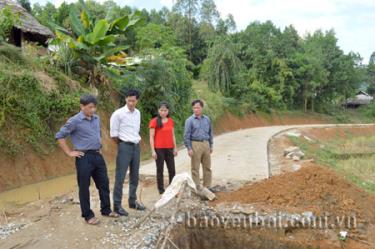 Đồng chí Nguyễn Văn Sơn - Phó chủ tịch HĐND huyện Yên Bình (áo trắng) tham gia đoàn giám sát Ban Dân tộc tỉnh giám sát việc thực hiện chính sách dân tộc và triển khai nguồn vốn Chương trình 135 tại xã Xuân Lai (Yên Bình).