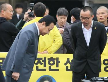 Thủ tướng Hàn Quốc Lee Wan-Koo cúi đầu trong lễ kỷ niệm một năm thảm họa chìm phà Sewol.