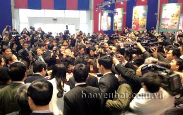 Các phóng viên báo chí tác nghiệp tại Hội báo Xuân toàn quốc Ất Mùi - 2015.