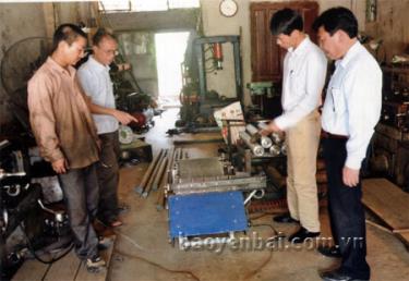 Lãnh đạo thị trấn Cổ Phúc nắm tình hình sản xuất kinh doanh của nhân dân trên địa bàn.
