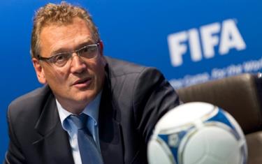 Tổng thư ký Jerome Valcke cảnh cáo chính quyền Indonesia không được can thiệp thô bạo vào nền bóng đá nước này.