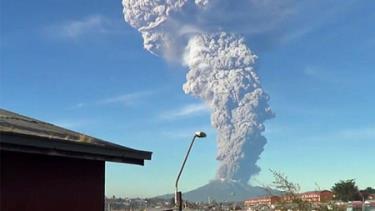 ​Cột khói lớn bốc lên từ núi lửa Calbuco.