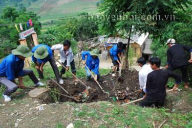 Đào hố rác phục vụ vệ sinh môi trường nông thôn là trách nhiệm của mỗi người dân vì gia đình và cộng đồng. (Ảnh: Tô Anh Hải)