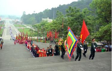 Thành phố Việt Trì dâng hương tưởng niệm các Vua Hùng.