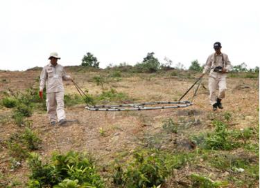 Rà phá bom mìn tại Quảng Trị.