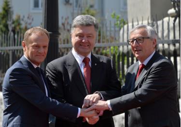 Tổng thống Ukraine Petro Poroshenko (phải) cùng với Chủ tịch Ủy ban châu Âu Jean-Claude Juncker (giữa) và Chủ tịch Hội đồng châu Âu Donald Tusk (trái) ở Kiev, ngày 27/4.