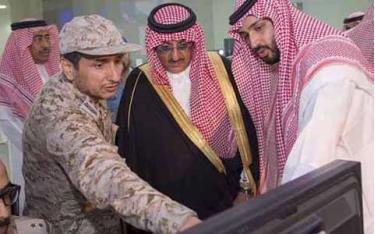 Quốc vương Saudi Arabia Salman Bin Al Saud (giữa)