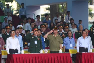 Trong ảnh (hàng đầu từ trái sang phải): Phó Thủ tướng Vũ Đức Đam, Trưởng ban Tổ chức cấp quốc gia kỷ niệm các ngày lễ lớn trong 2 năm 2014-2015, Bộ trưởng  Phùng Quang Thanh, Bộ trưởng  Trần Đại Quang, Bí thư Thành ủy TPHCM Lê Thanh Hải tại buổi tổng duyệt.