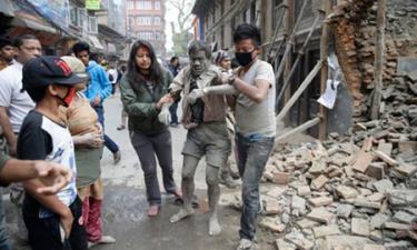 Một người may mắn được cứu ra khỏi đống đổ nát ở thủ đô Kathmandu.