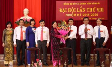 Đồng chí Hà Thị Hải - Bí thư Đảng ủy Khối các cơ quan tỉnh tặng hoa chúc mừng Ban chấp hành Đảng bộ Sở Tài chính khóa VIII.