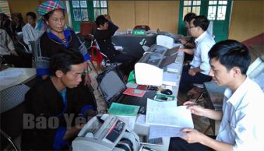 Cán bộ Phòng Giao dịch NHCSXH huyện Mù Cang Chải giải ngân vốn cho vay.