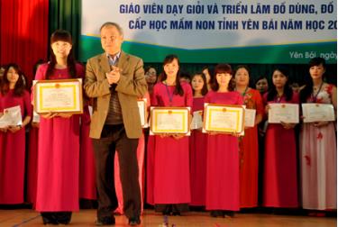 Nhà giáo ưu tú Trần Xuân Hưng - Giám đốc Sở GD&ĐT tỉnh trao giải nhất cho cô giáo Nguyễn Thị Phương Mai - giáo viên Trường Mầm non Thực hành, thành phố Yên Bái.
