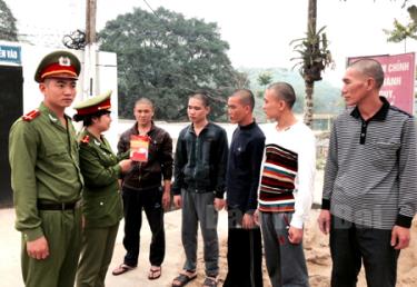 Cán bộ quản giáo Trại Tạm giam, Công an tỉnh tuyên truyền Luật Bầu cử đại biểu Quốc hội và đại biểu HĐND cho người bị tạm giam, tạm giữ.