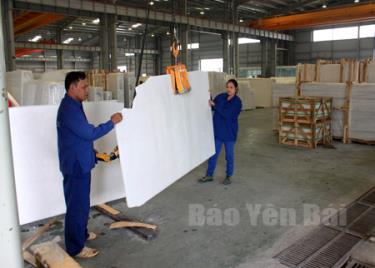 Nhiều doanh nghiệp trên địa bàn tỉnh luôn chấp hành tốt nghĩa vụ thuế đối với Nhà nước. (Ảnh: Công nhân Công ty TNHH Đá cẩm thạch R.K Việt Nam trong giờ làm việc).