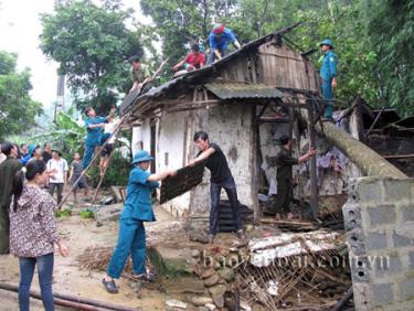 Các lực lượng chức năng tham gia giúp dân khắc phục hậu quả mưa bão. Ảnh minh họa