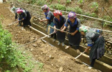 Đồng bào Mông xã Bản Công (Trạm Tấu) tu sửa hệ thống kênh mương đảm bảo nước tưới cho đồng ruộng. 
