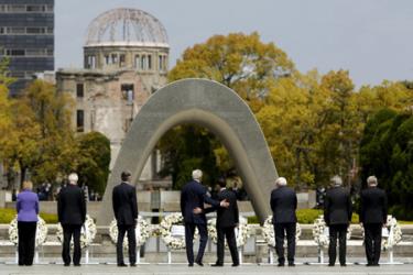 Các ngoại trưởng G7 đặt vòng hoa tại công viên tưởng niệm hòa bình ở Hiroshima.