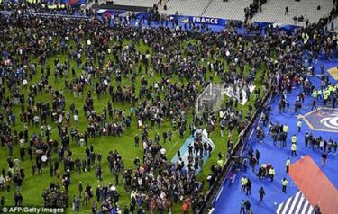 Cảnh náo loạn tại sân vận động Stade de France trong vụ tấn công tháng 11/2015.