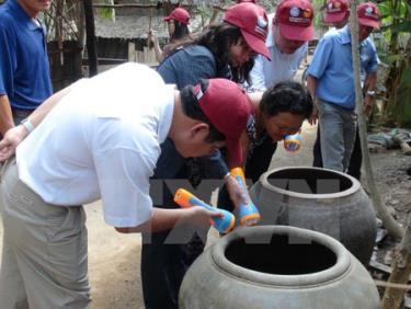 Khảo sát và hướng dẫn người dân diệt muỗi, loăng quăng đúng cách.