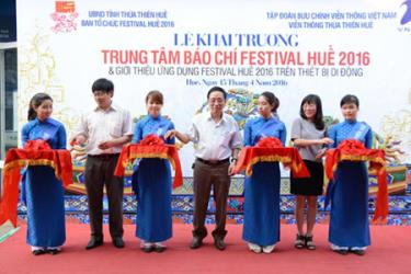 Cắt băng khai trương Trung tâm báo chí phục vụ Festival Huế 2016
