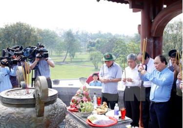 Thủ tướng Nguyễn Xuân Phúc và các đại biểu dâng hương, dâng hoa viếng các anh hùng liệt sỹ tại Khu di tích Quốc gia đặc biệt Thành cổ Quảng Trị.