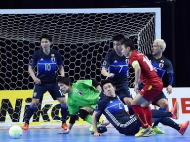 Futsal Việt Nam (áo đỏ) từng làm nên kỳ tích trước nhà vô địch châu Á Nhật Bản.