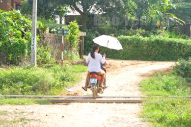 Những hình ảnh vi phạm thường thấy trên đường làng.
