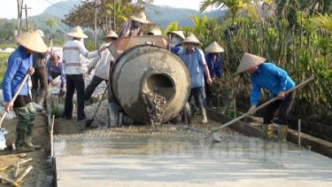 Nhân dân xã Động Quan tích cực làm đường giao thông nông thôn.
