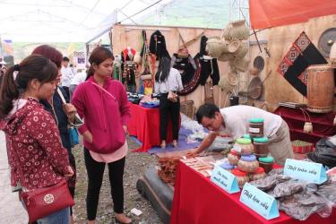 Du khách tham quan các gian hàng tại Festival đánh thức cao nguyên Sìn Hồ.
