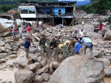 Binh sỹ Colombia chuyển thi thể nạn nhân khỏi khu vực lở đất ở Mocoa ngày 1/4.