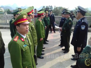 Lãnh đạo Phòng Cảnh sát Truy nã tội phạm, Công an tỉnh Yên Bái và Công an huyện Long Châu, tỉnh Quảng Tây (Trung Quốc) làm thủ tục bàn giao đối tượng truy nã.