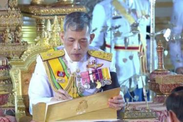 Nhà Vua Thái Lan ký ban hành Hiến pháp mới.
