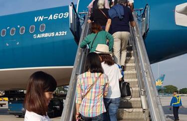 Hành khách đi trên chuyến bay của Vietnam Airlines.