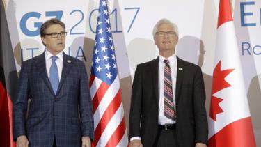 Bộ trưởng Năng lượng Mỹ Rick Perry (trái) và Bộ trưởng Năng lượng Canada James Gordon Carr (phải) chụp ảnh trong cuộc họp G7 Năng lượng ở Rome.