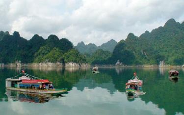 Du thuyền trên hồ Na Hang.