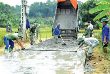 Nhân dân thôn Liên Hiệp, xã Minh Quân, huyện Trấn Yên làm đường giao thông nông thôn.