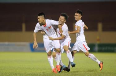 Niềm vui của cầu thủ U19 Việt Nam sau bàn thắng ấn định 2-1 của Lê Văn Nam.