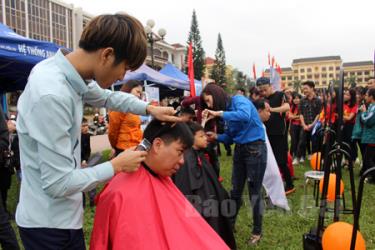 Các thành viên trong CLB Tóc trẻ Yên Bái cắt tóc miễn phí tại Ngày hội Thanh niên năm 2017.