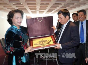 Chủ tịch Quốc hội Nguyễn Thị Kim Ngân tặng quà lưu niệm Ban chấp hành Liên hiệp các Hội người Việt Nam tại châu Âu.